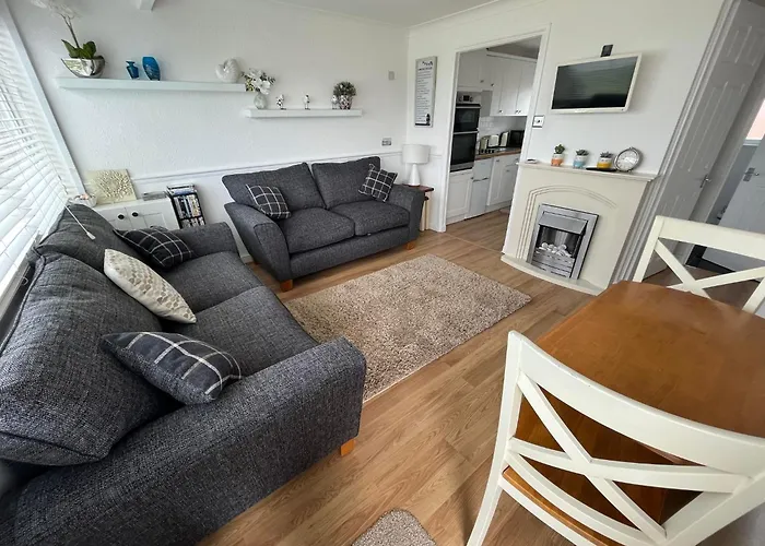 Chalet 145, Hemsby - Two Bed Chalet, Sleeps 5, Pet Friendly, Bed Linen And Towels Included And Close To Beach!