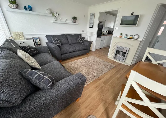 Chalet 145, Hemsby - Two Bed Chalet, Sleeps 5, Pet Friendly, Bed Linen And Towels Included And Close To Beach!