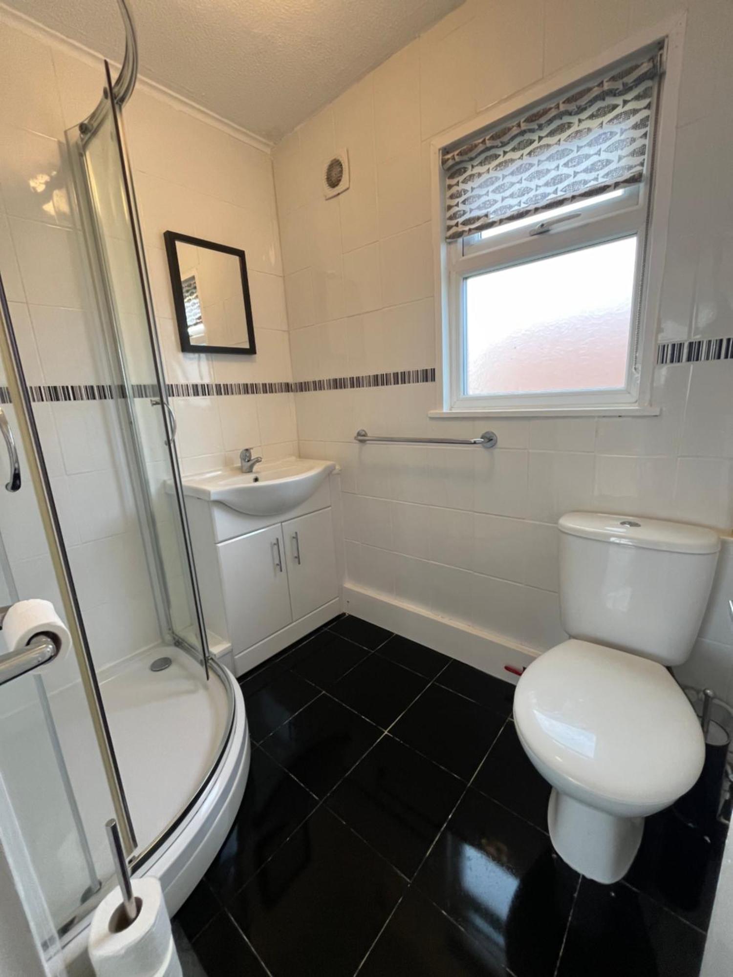 145, Hemsby - Two Bed Chalet, Sleeps 5, Pet Friendly, Bed Linen And Towels Included And Close To Beach! *