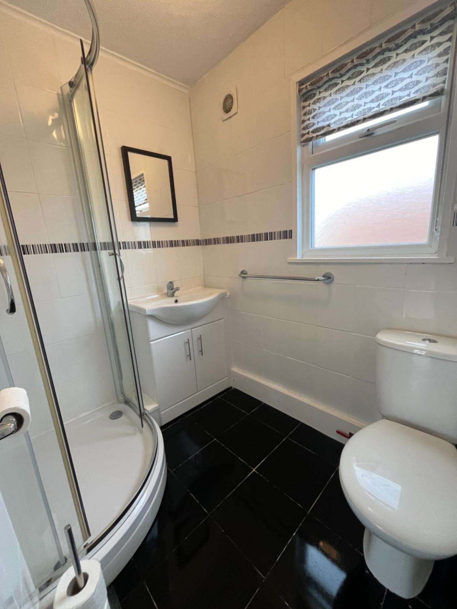 Chalet 145, Hemsby - Two Bed Chalet, Sleeps 5, Pet Friendly, Bed Linen And Towels Included And Close To Beach! *