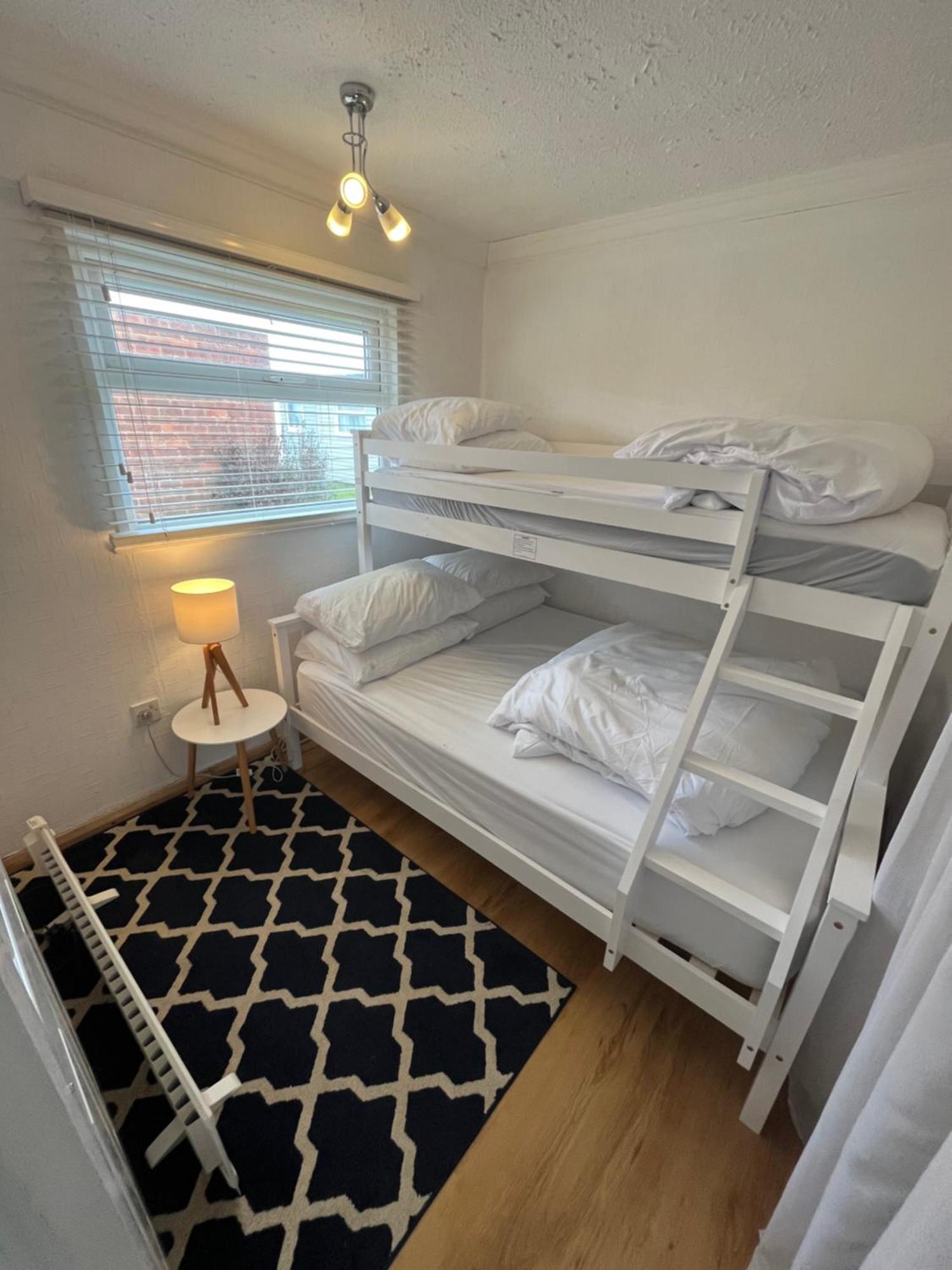 145, Hemsby - Two Bed Chalet, Sleeps 5, Pet Friendly, Bed Linen And Towels Included And Close To Beach! *