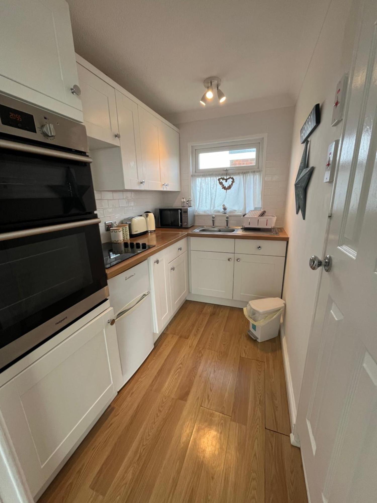 145, Hemsby - Two Bed Chalet, Sleeps 5, Pet Friendly, Bed Linen And Towels Included And Close To Beach!