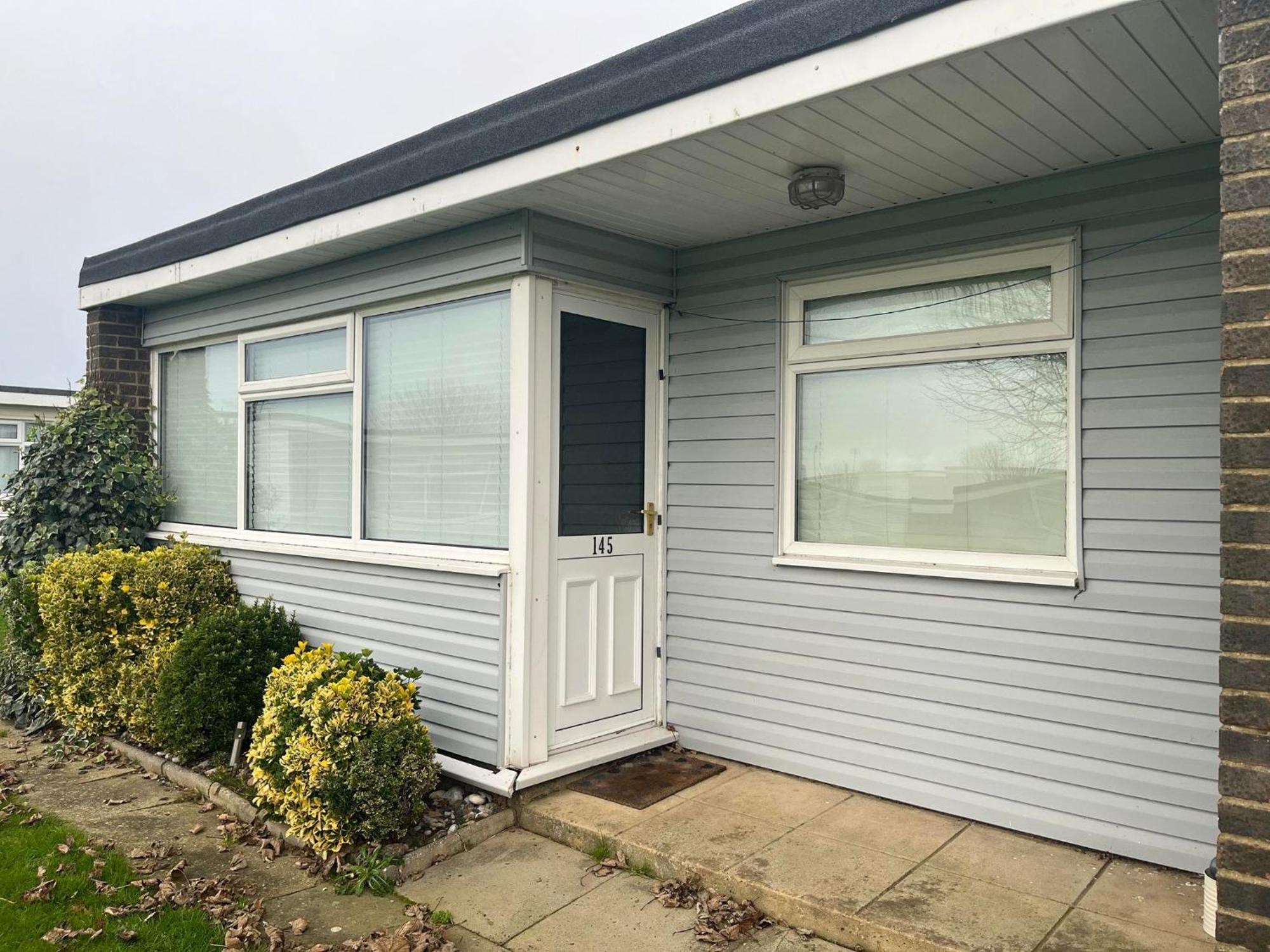 145, Hemsby - Two Bed Chalet, Sleeps 5, Pet Friendly, Bed Linen And Towels Included And Close To Beach! *