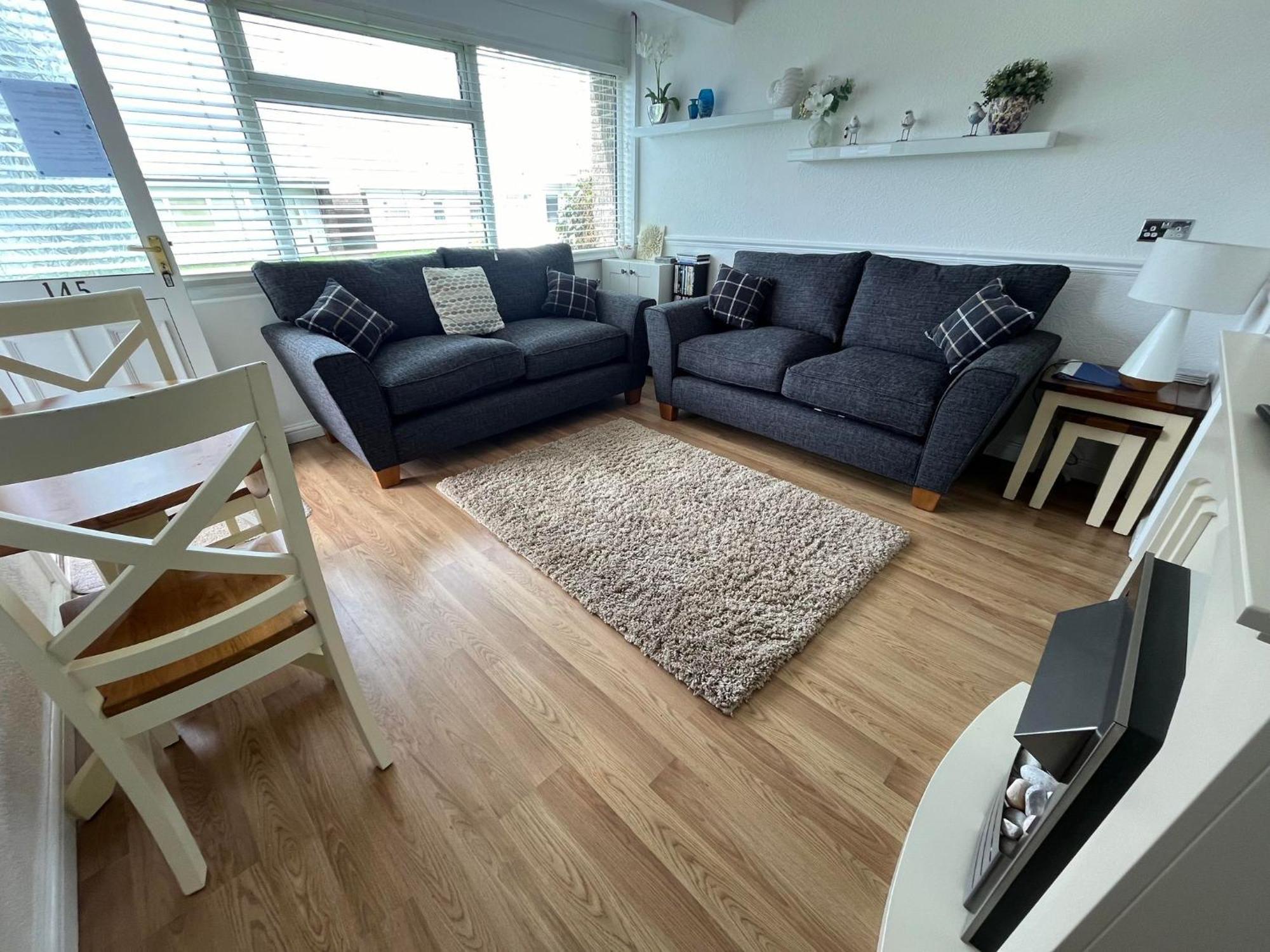 Chalet 145, Hemsby - Two Bed Chalet, Sleeps 5, Pet Friendly, Bed Linen And Towels Included And Close To Beach! *
