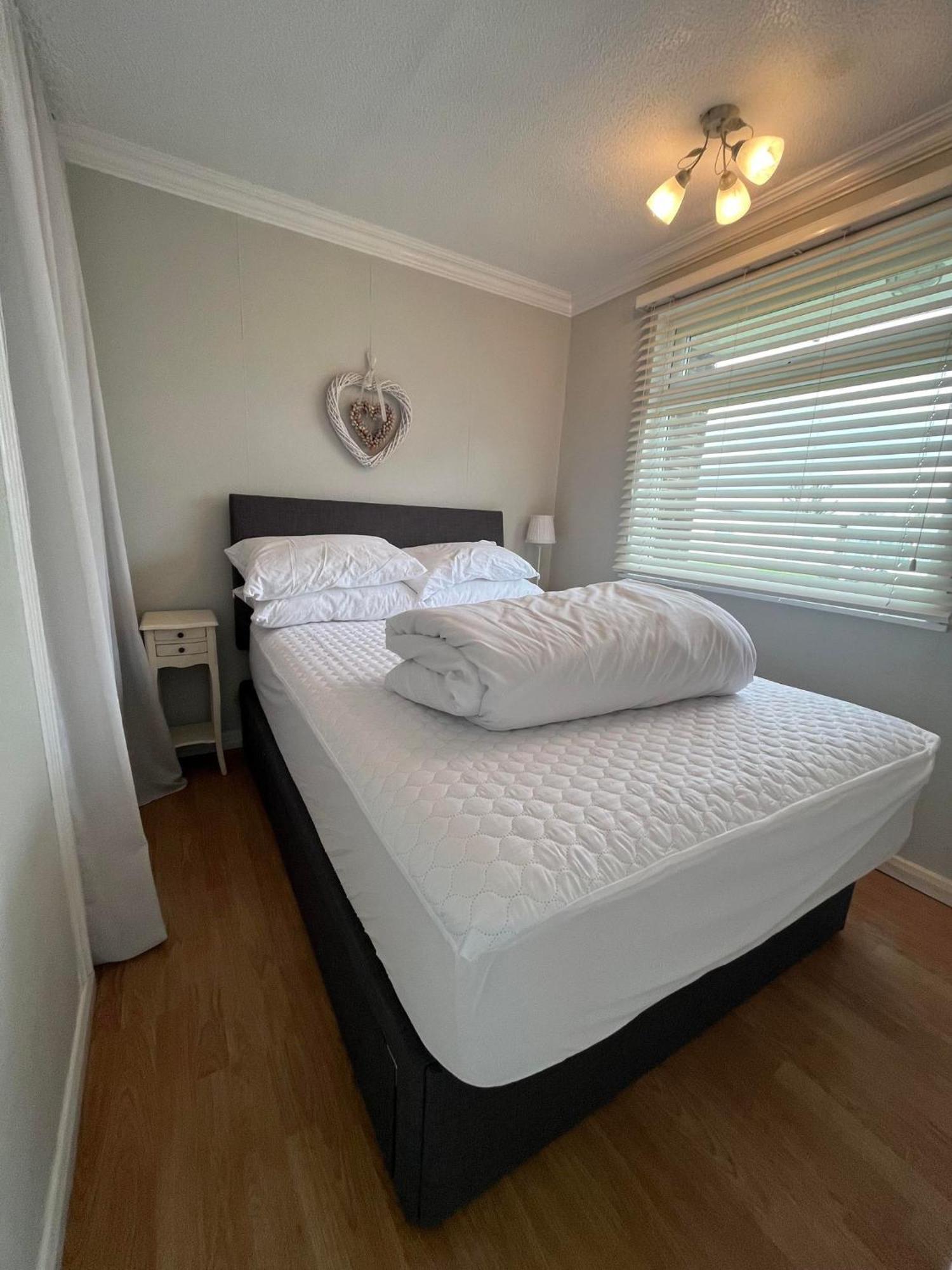 145, Hemsby - Two Bed Chalet, Sleeps 5, Pet Friendly, Bed Linen And Towels Included And Close To Beach! * Great Yarmouth