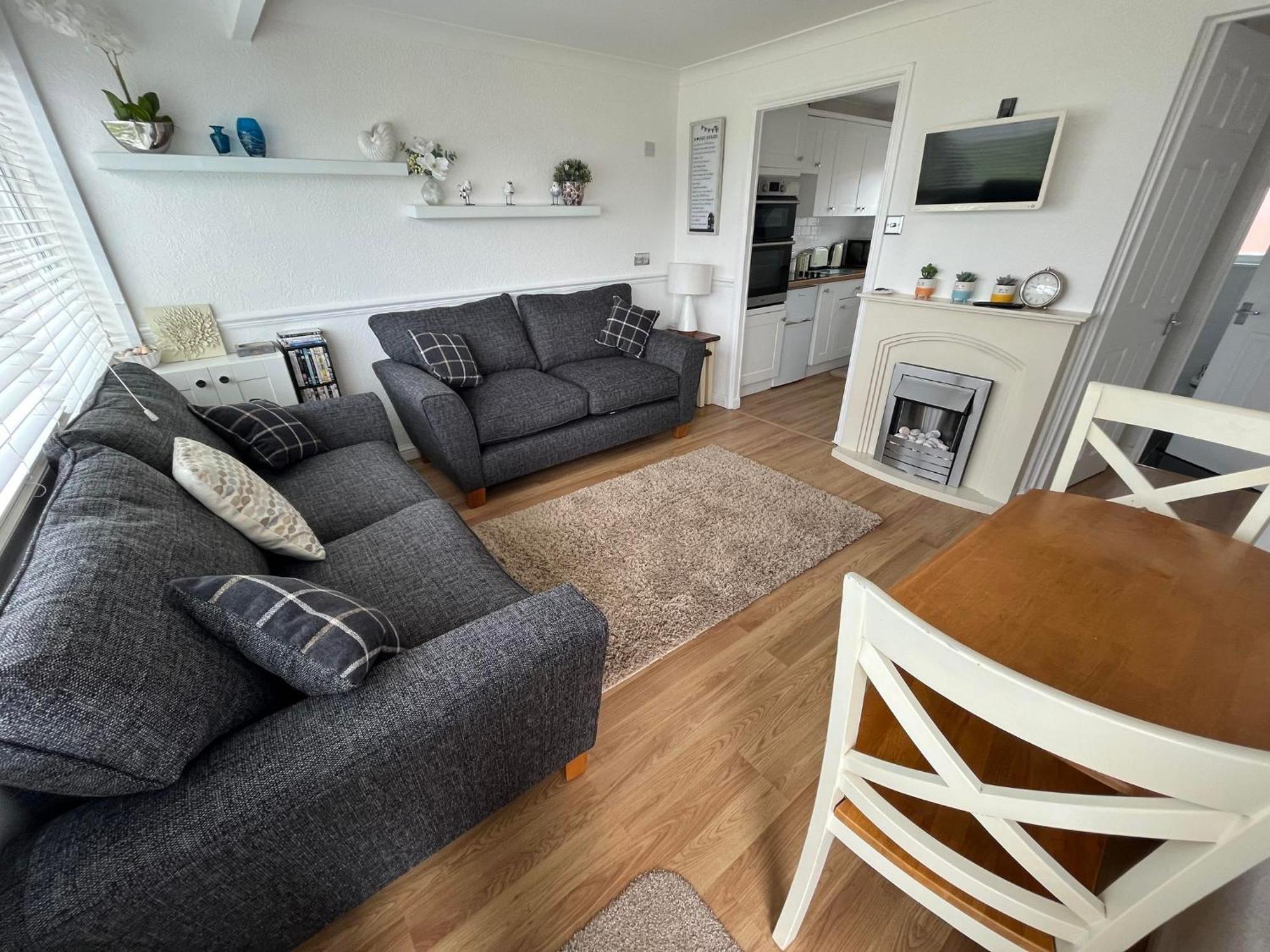 Chalet 145, Hemsby - Two Bed Chalet, Sleeps 5, Pet Friendly, Bed Linen And Towels Included And Close To Beach! Great Yarmouth
