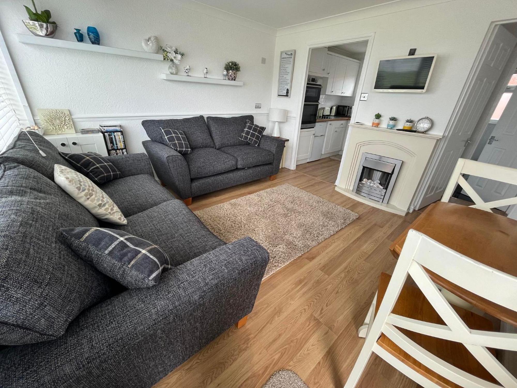 145, Hemsby - Two Bed Chalet, Sleeps 5, Pet Friendly, Bed Linen And Towels Included And Close To Beach! Chalet *